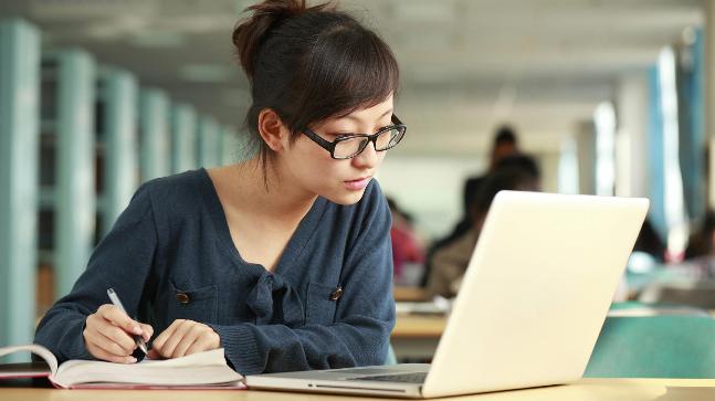 A student immersed in what online courses offer.